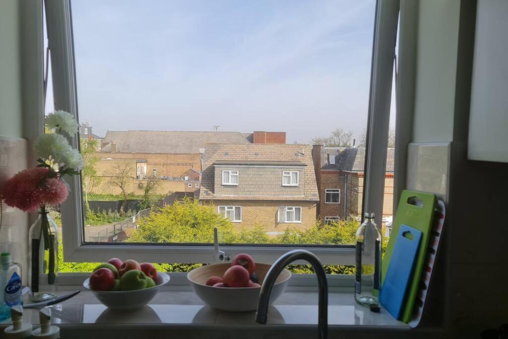 Bright & Lovely & Apartment Whetstone